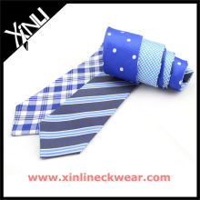 Quatre cravates doubles maigres d&#39;hommes de conceptions